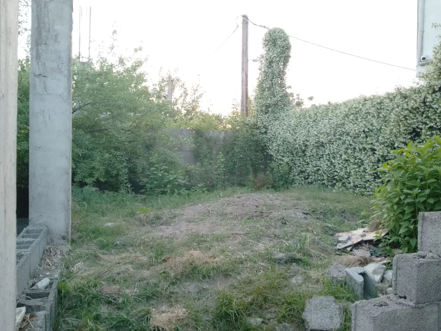 زمین نیمه کاره