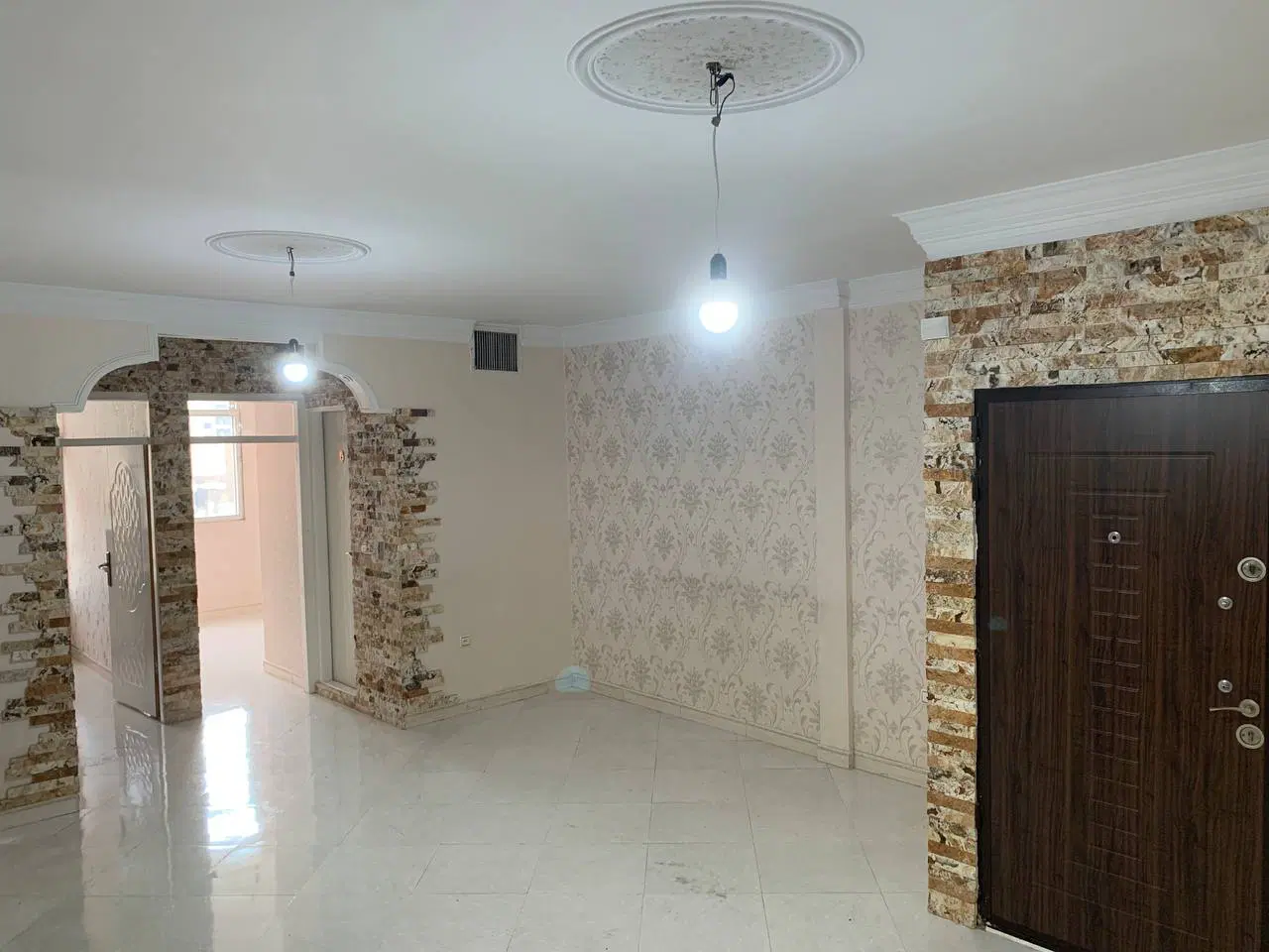 اپارتمان دو خواب طبقه دوم با پارکینگ و انباری