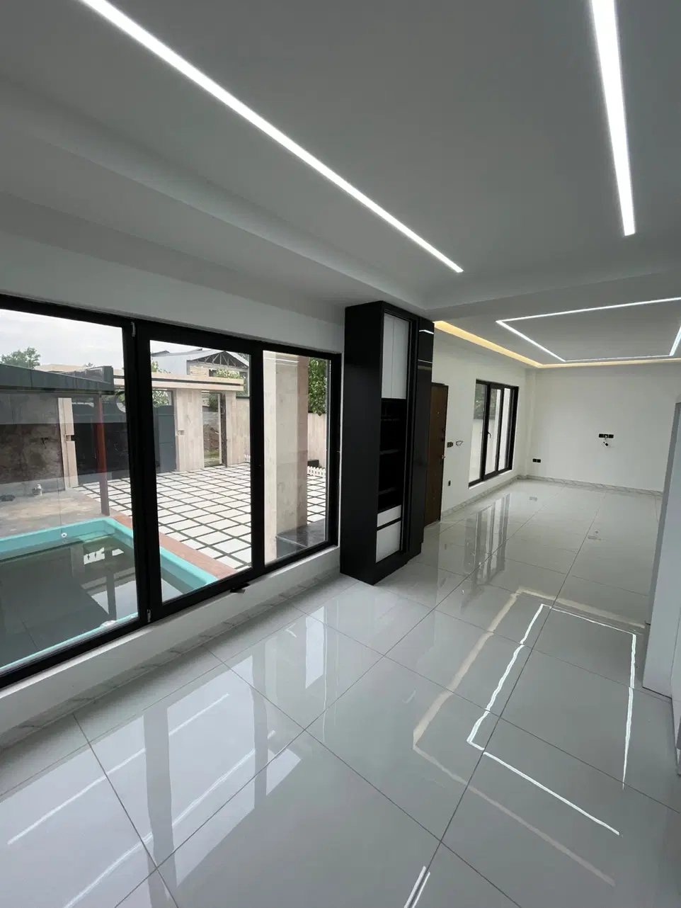 ویلای مدرن و مهندسی‌ساز کلیدنخورده استخر چهارفصل