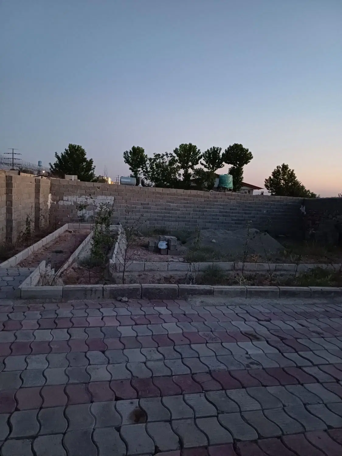 باغچه به متراژ ۳۰۰ متر