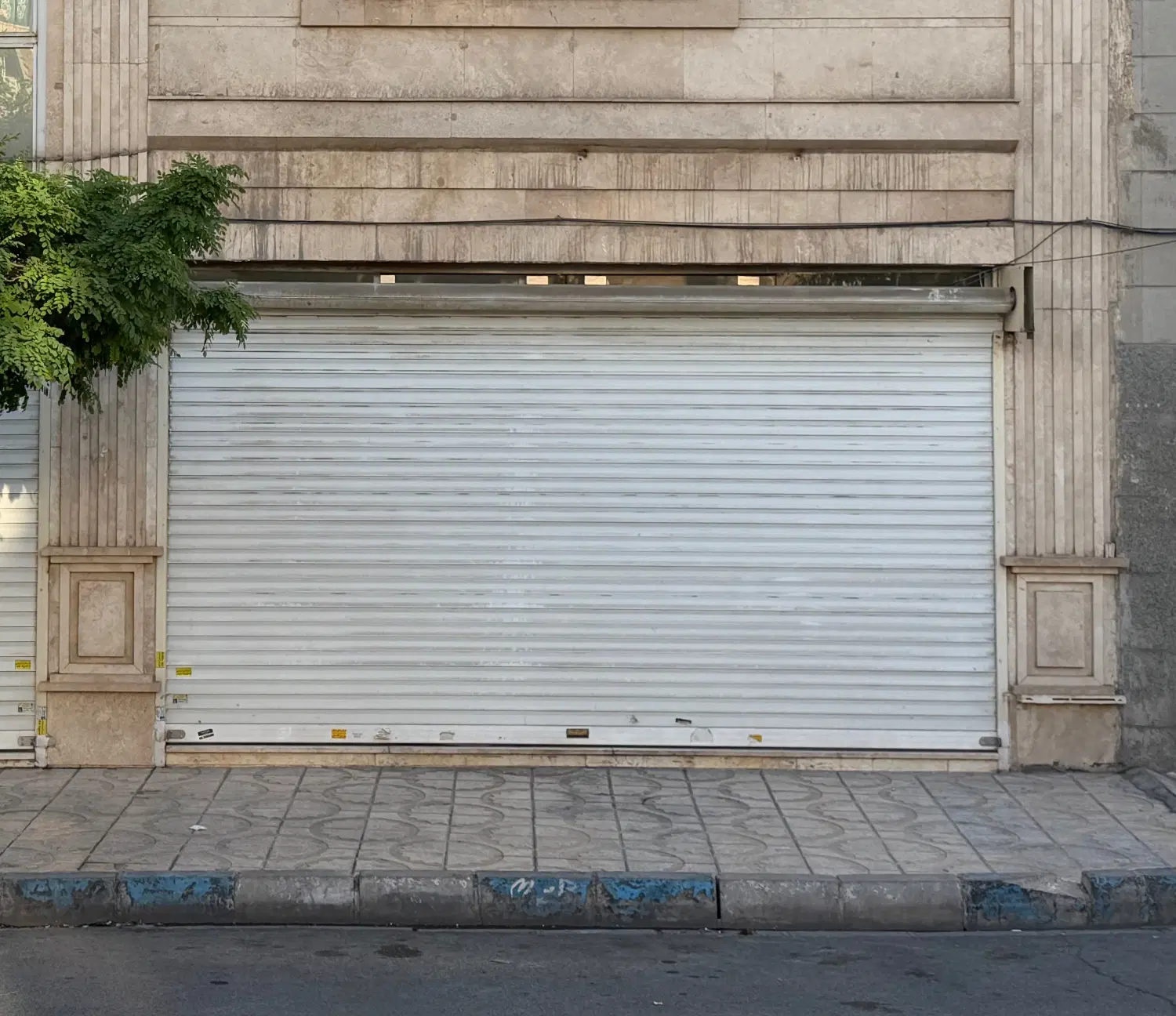 مغازه به متراژ ۷۰ متر نبش فروغی