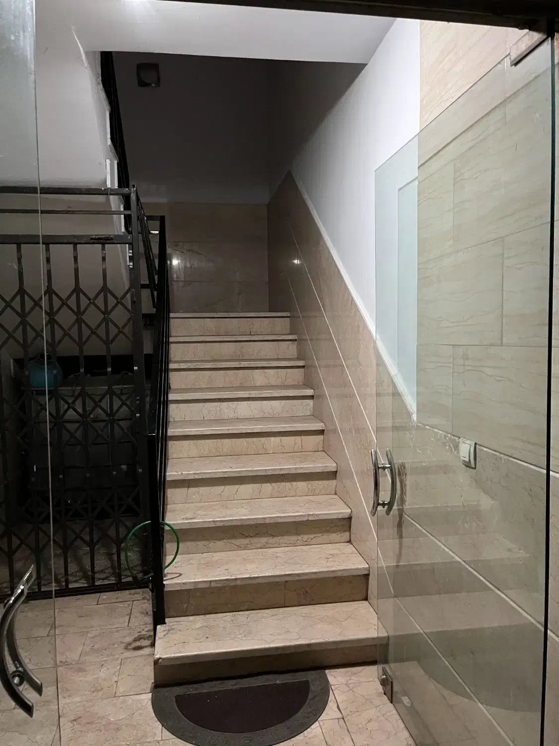 اجاره واحد 80 متری طبقه 3 با پارکینگ_ خیابان گسترش