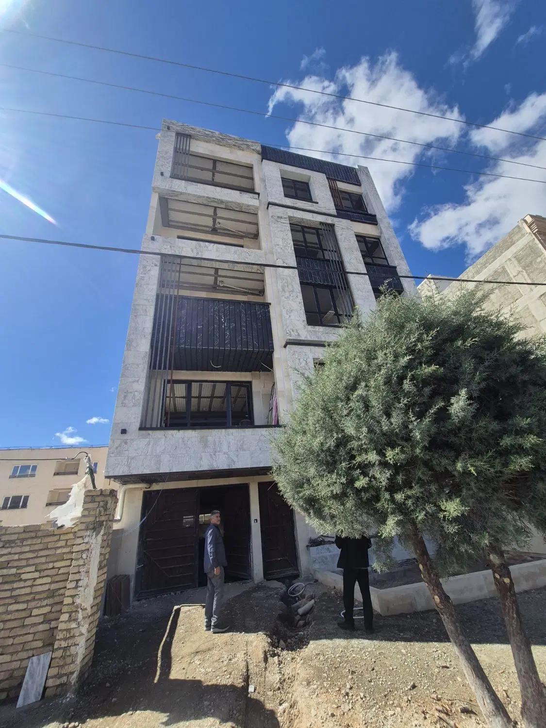 ساختمان ۴ طبقه دو طرف نما نو ساز شهر مهستان