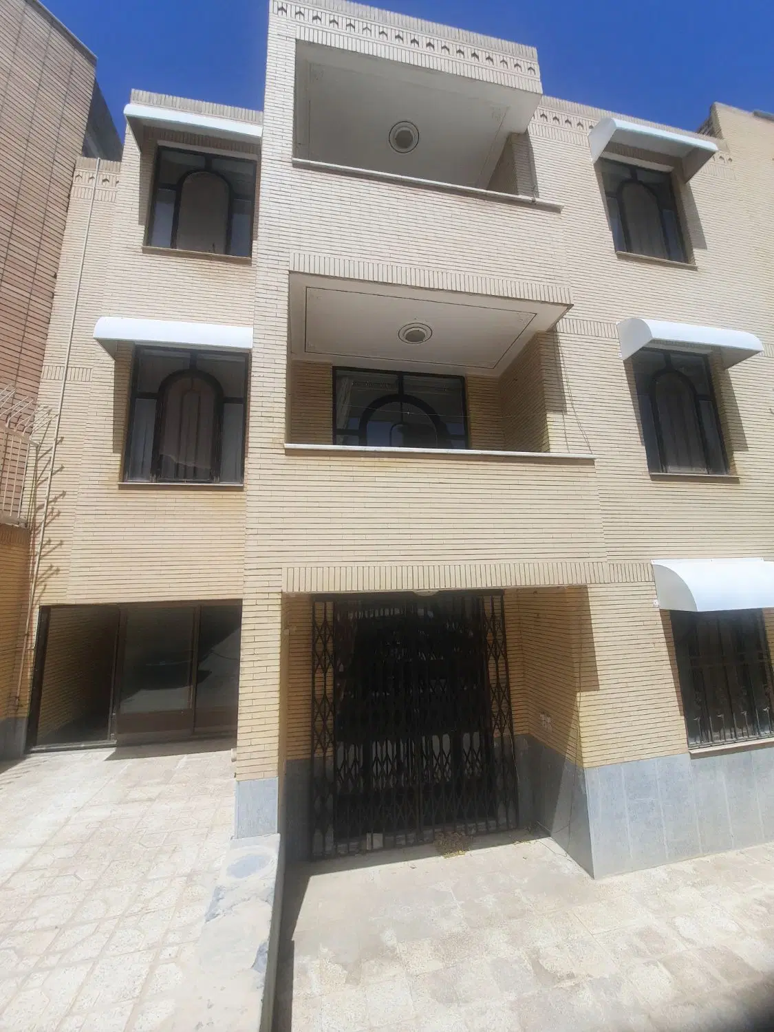 سه طبقه ویلایی فاز یک بهارستان