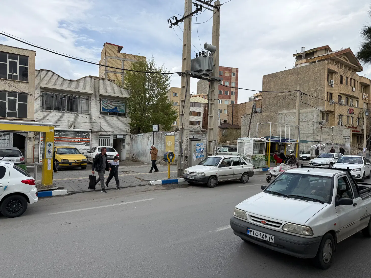 ساختمان کلنگی تجاری بر خیابان مدنی