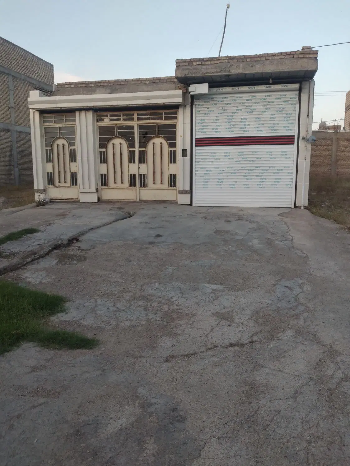 منزل مسکونی با ۱۸متر مغازه تجاری