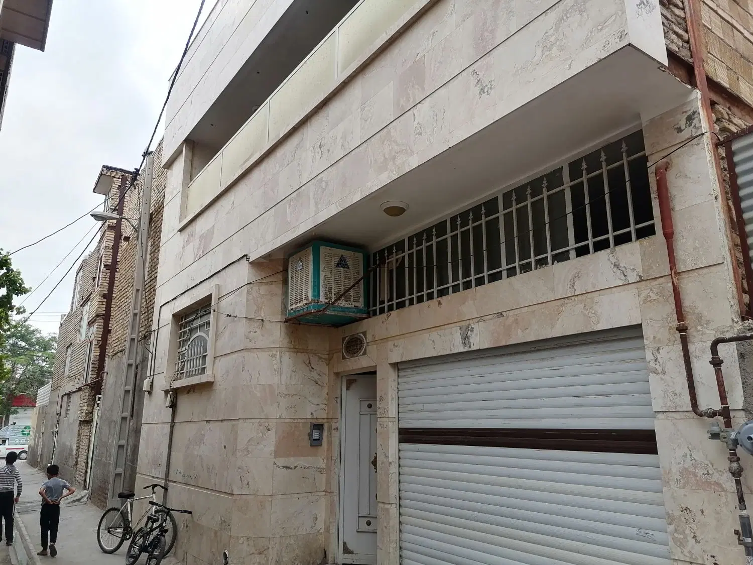ملک  زمین 200 متر