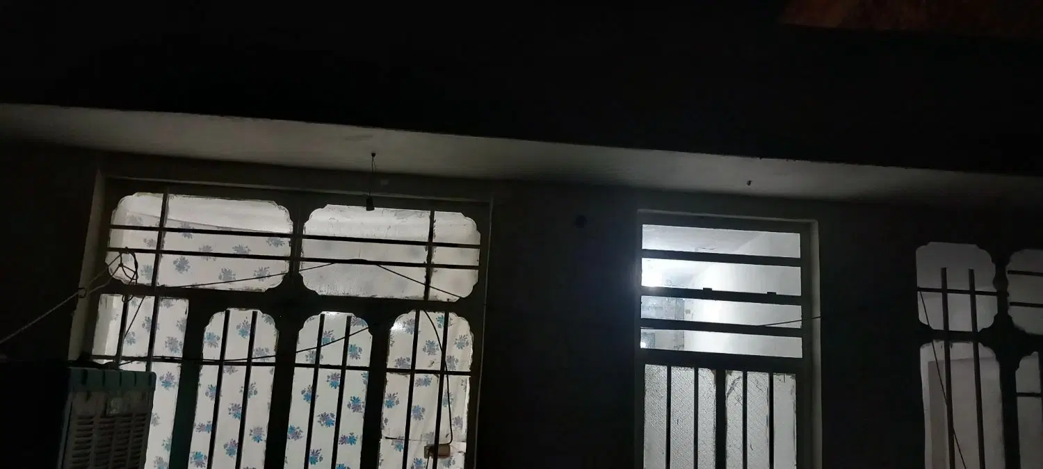 یک نفر آقا صرفا معلم و یا دانشجو