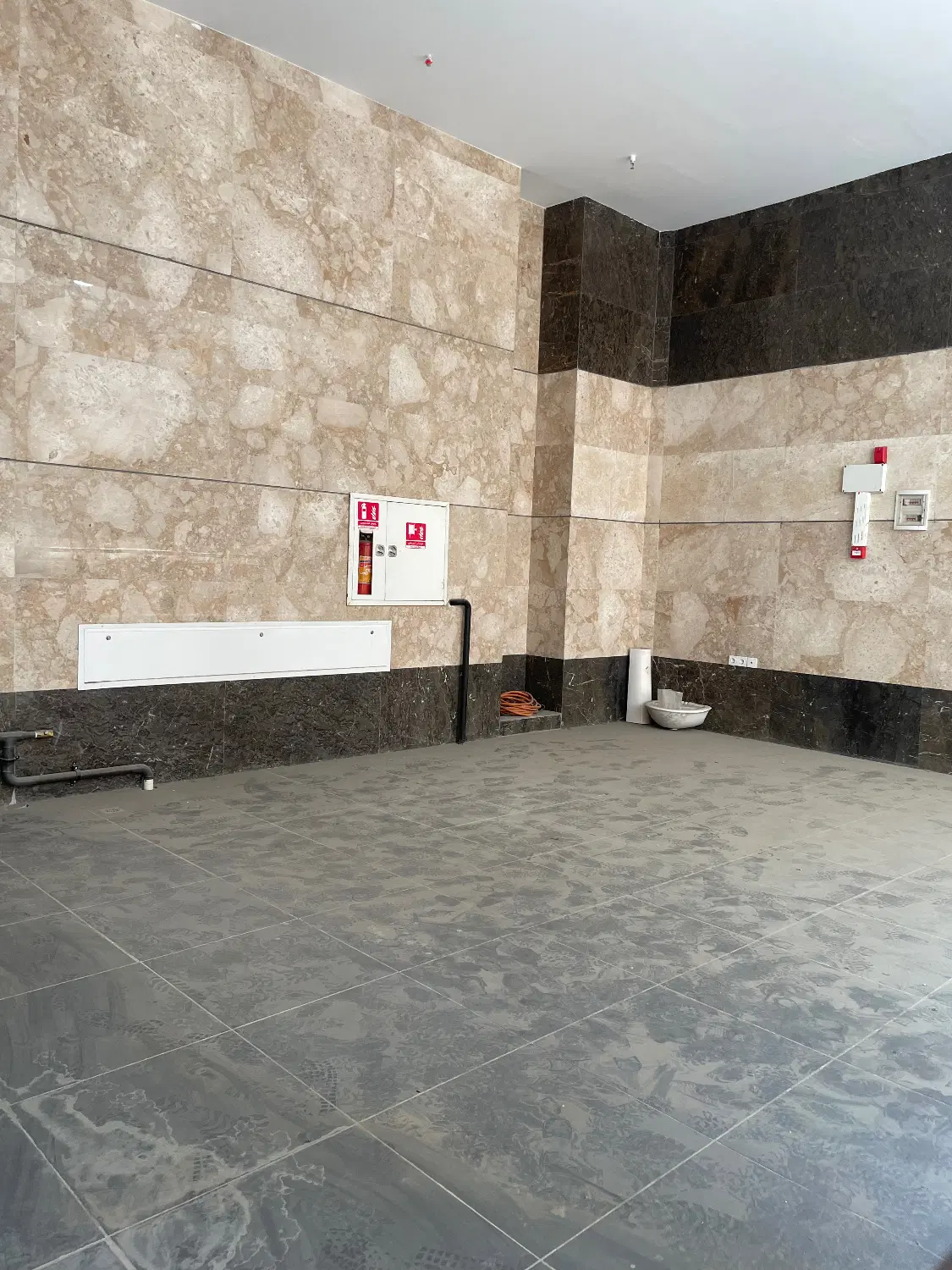 مغازه تجاری دریاچه چیتگر