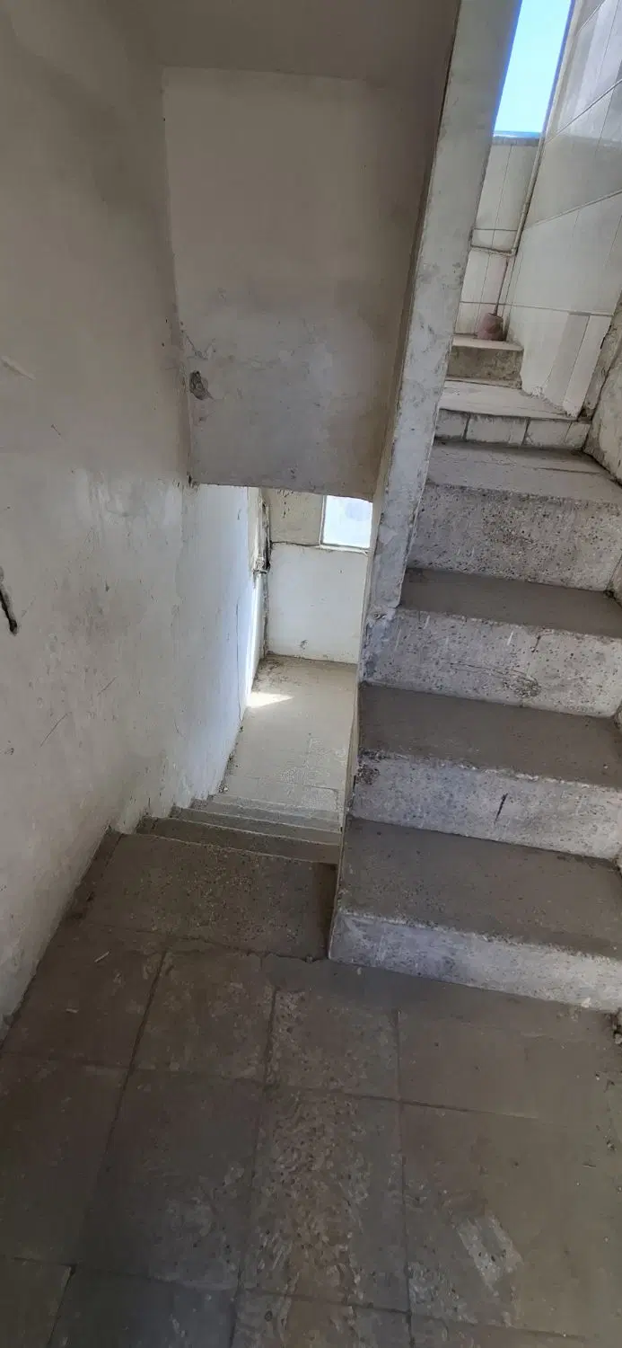 ساختمان کلنگی با دو باب مغازه