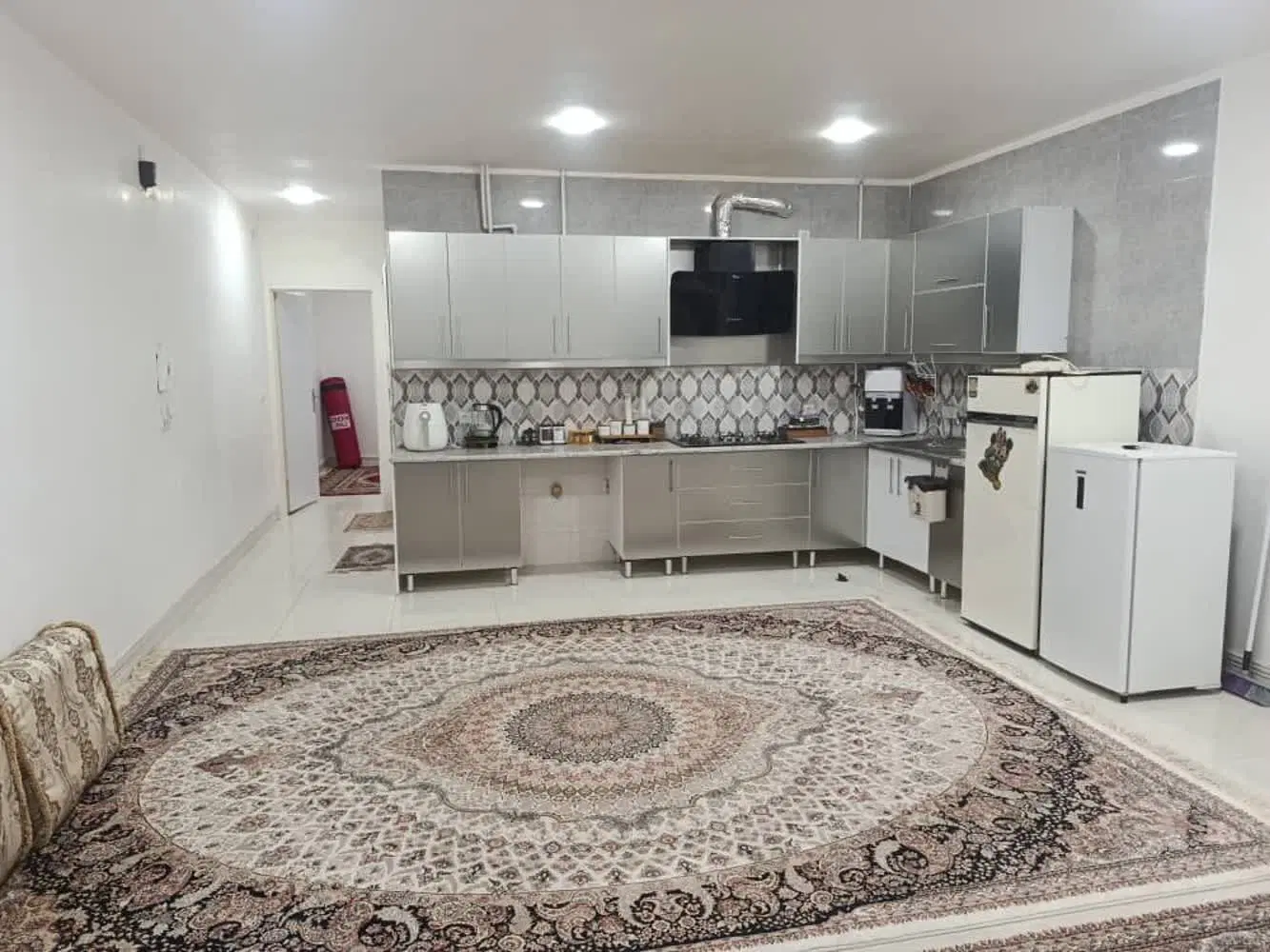 طبقه بالا پارک موتور با پذیرایی بزرگ