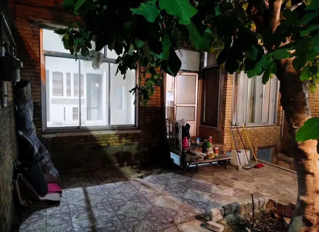خانه دربست حیاط دار ۲ طبقه