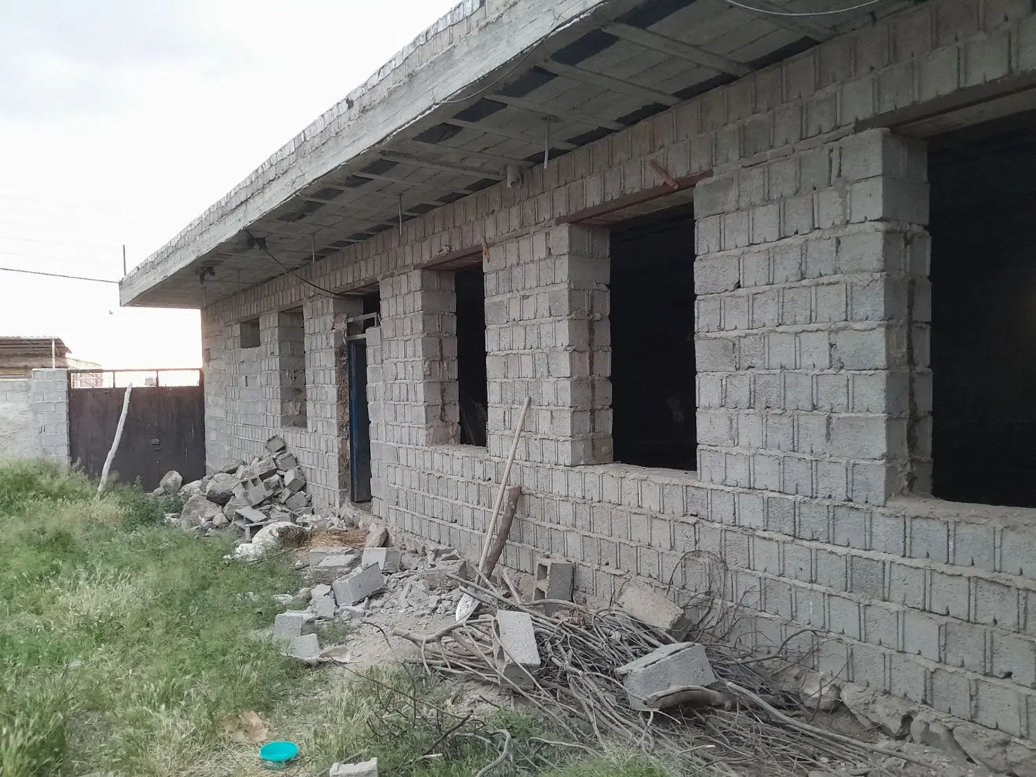 خانه ویلایی نیمه کاره در مشگین شهر