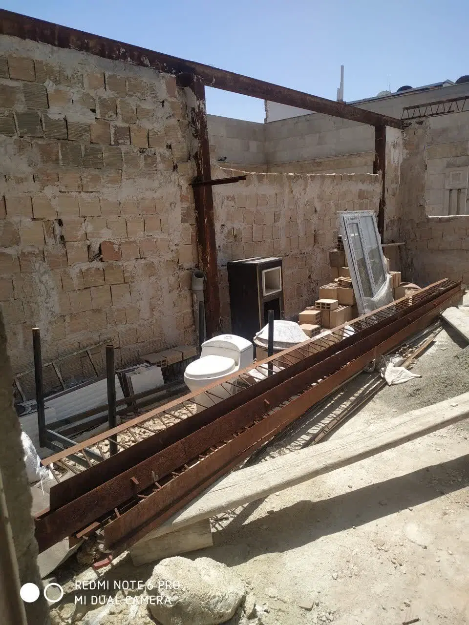 ملک نیمه کاره