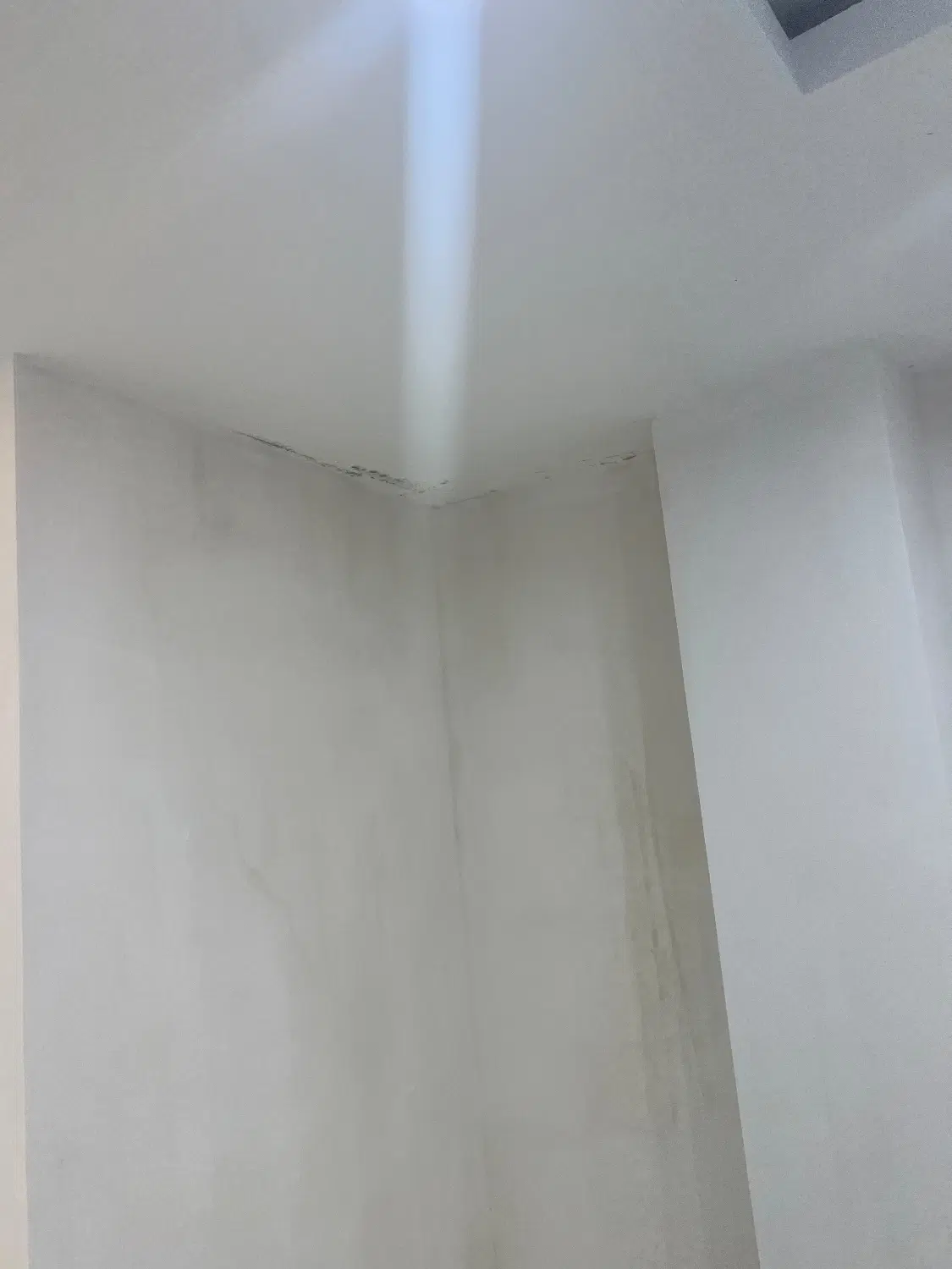 مغازه مطهری به سمت گذر شلوغ ساغریسازان ۲۷متر
