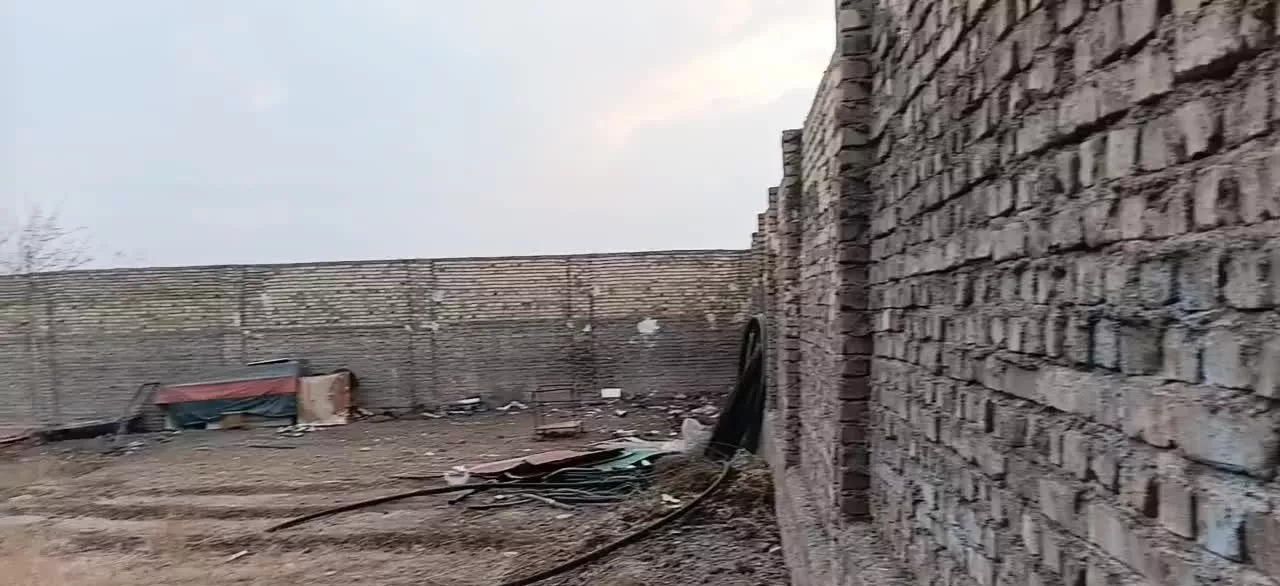 زمین ۴ دیواری اب برق گاز قانونی حدودا ۹۰۰ متر