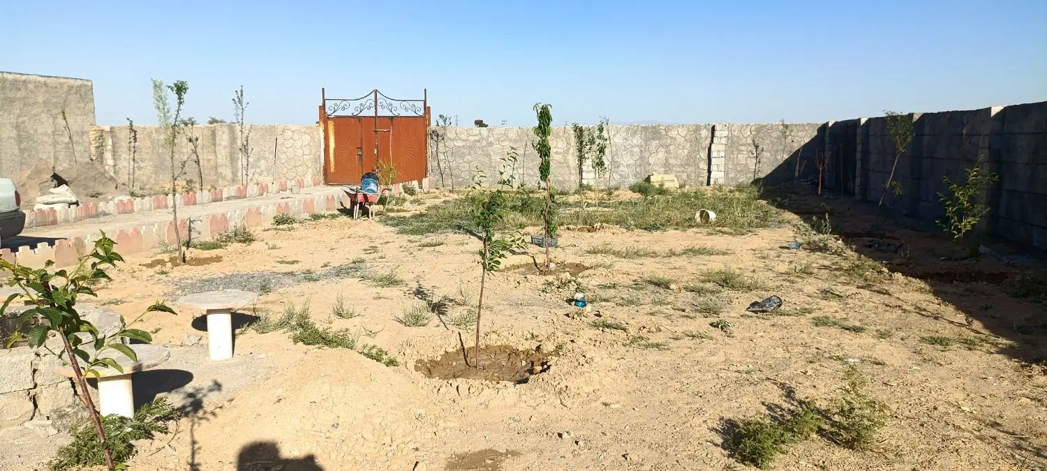 باغ چهار دیواری .چسب جاده اصلی