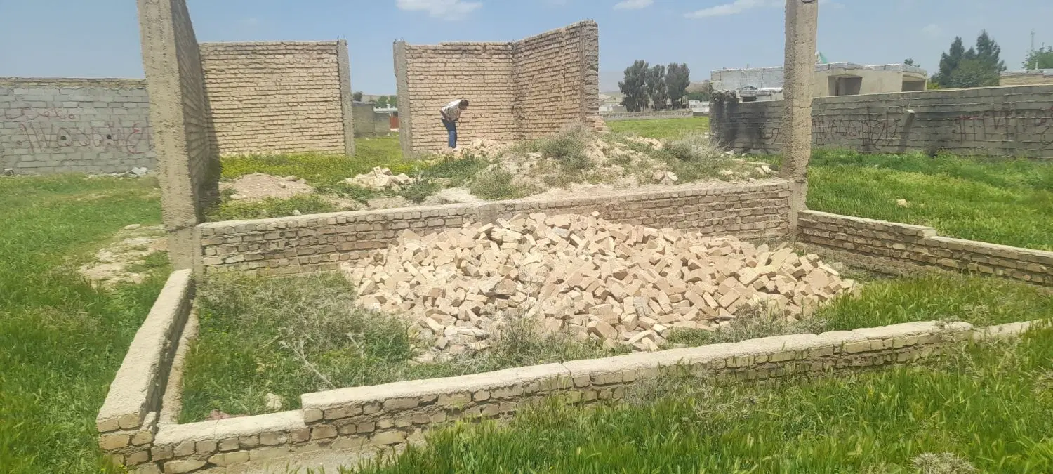 سلام زمین چشمه قندی، تل شاپوری، ۱۲۸متر درب ساختمان