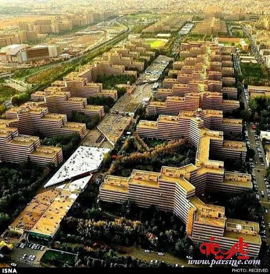 هم خانه خانم با خانم. اکباتان، بیمه و غرب