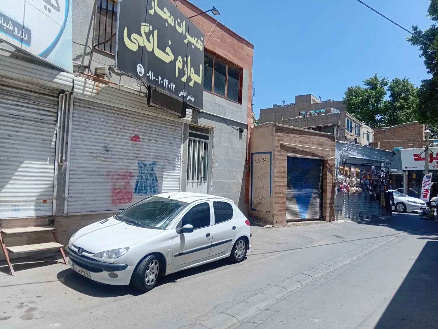 مغازه دوطبقه و ۹۰متر زیر زمین