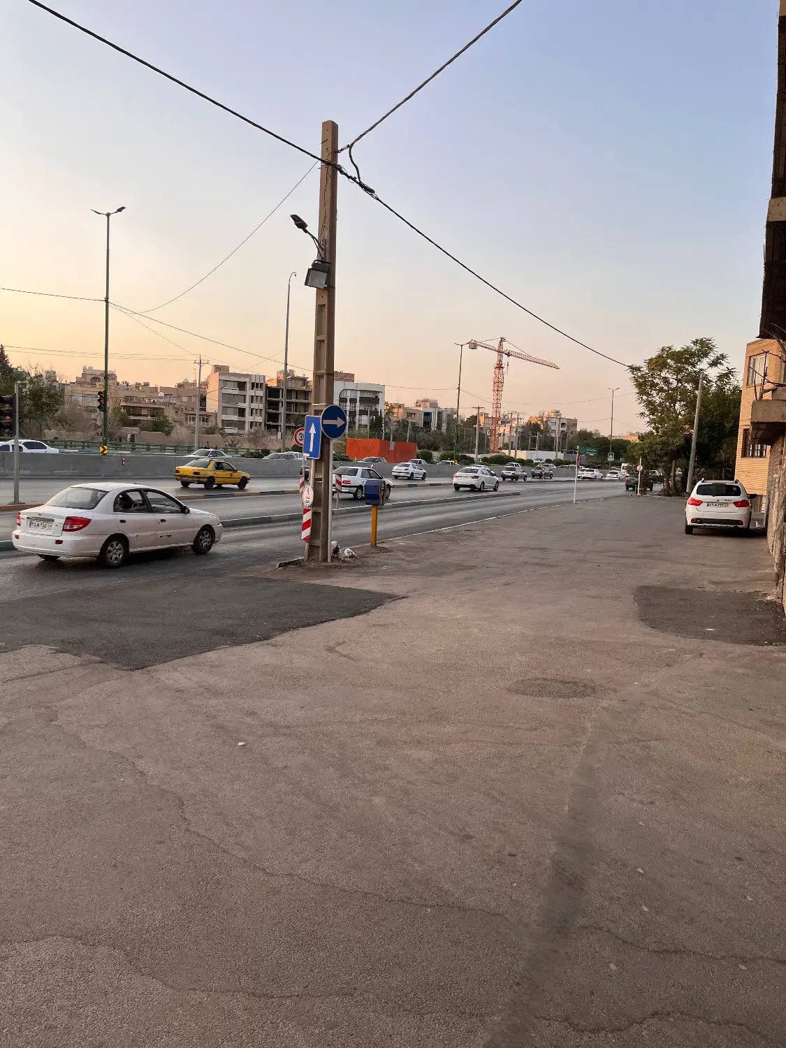 اجاره خانه ۳ طبقه دربست بر خیابان۲ نبش