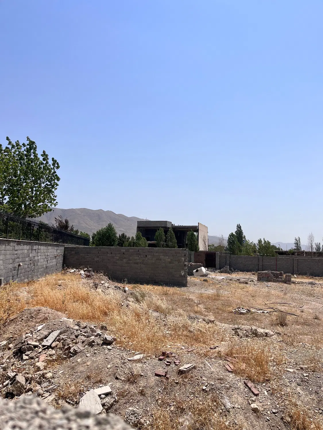 زمین ۵۰۰متری با بر ۲۰و امکان فروش ۲۵۰متر
