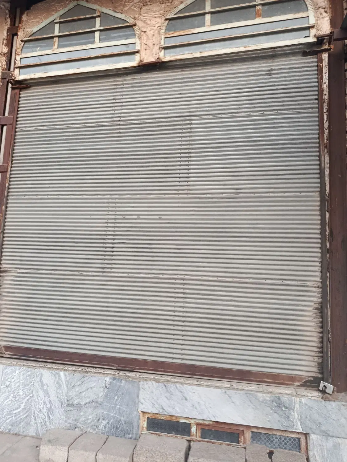 یک باب مغازه تجاری