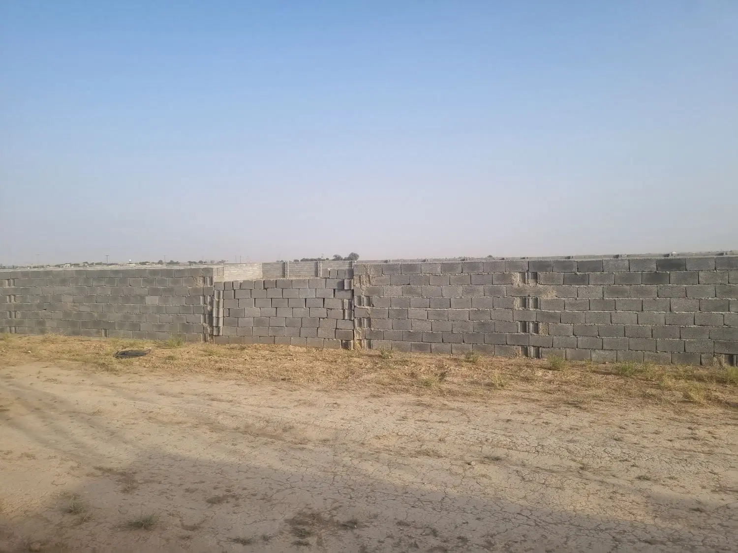 ۲۰۰۰ متر زمین دیوار کشی