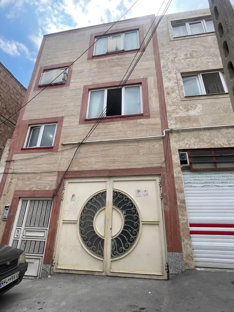 حیاط سه طبقه