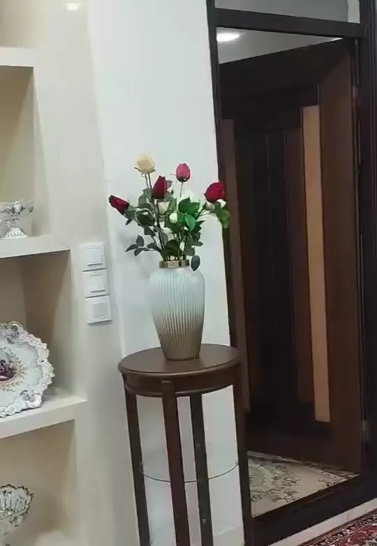 ساختمان چهار طبقه تجاری ومسکونی
