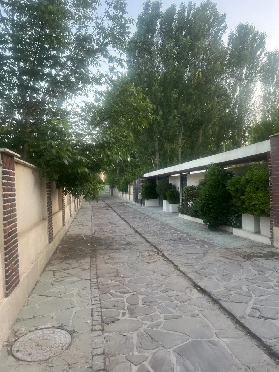 ۲۷۰متر زمین ، لوکیشن عالی ، آماده ساخت