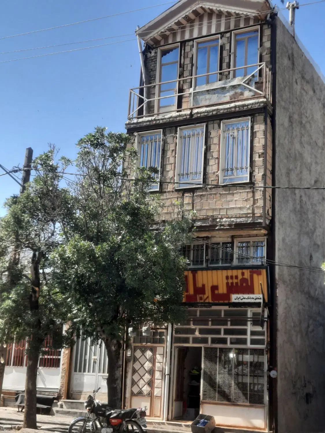 فروش تجاری و دو واحد مسکونی با انشعابات کامل و جدا
