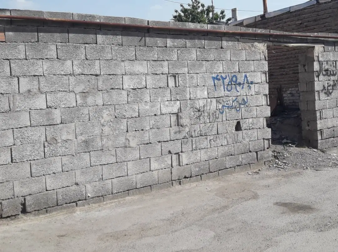 حیاط کنکی پشت بر خیابان (سردرود)