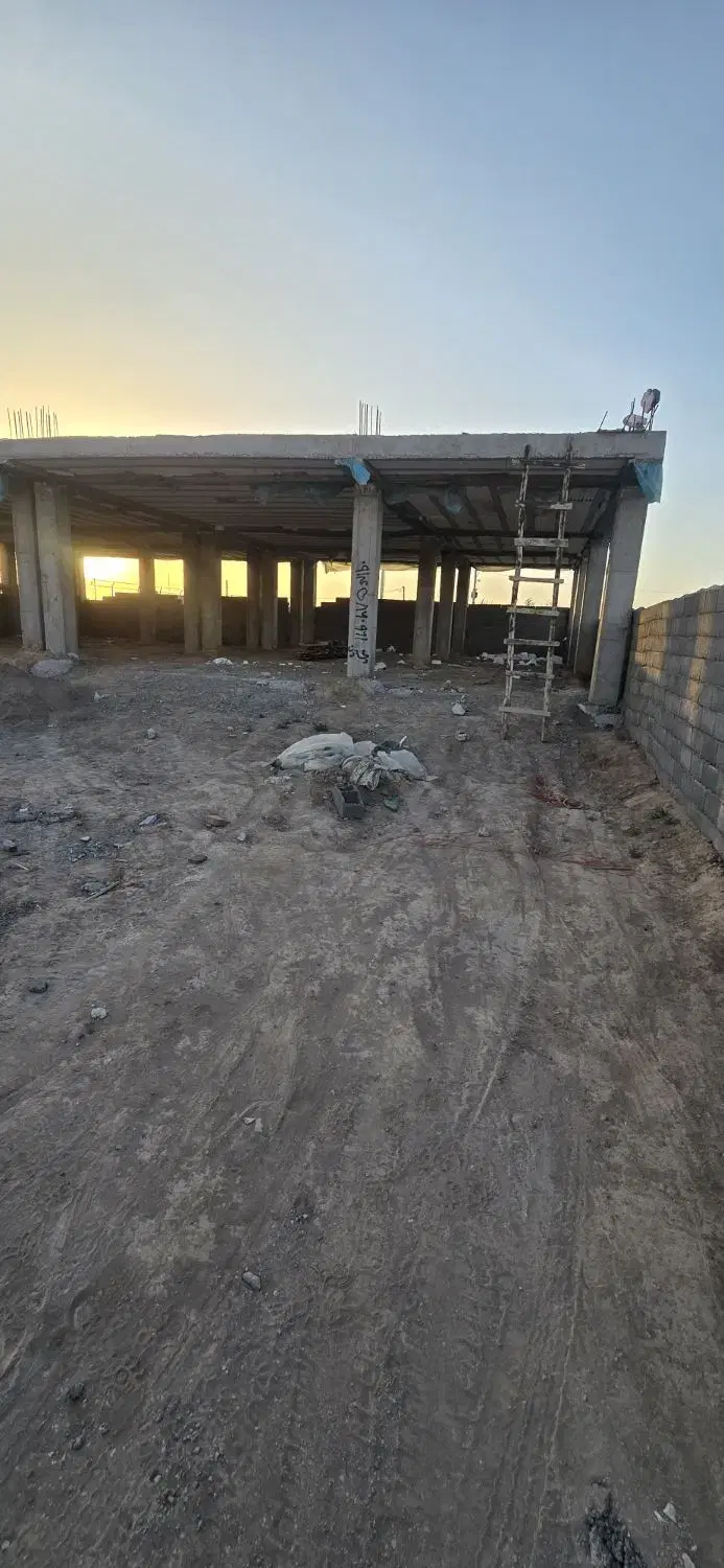 خونه نیمه ساز کنار میدان حجت اباد