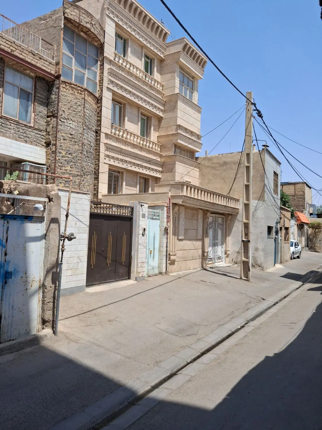 منزل سه طبقه و تکمیل مناسب سه خانواده