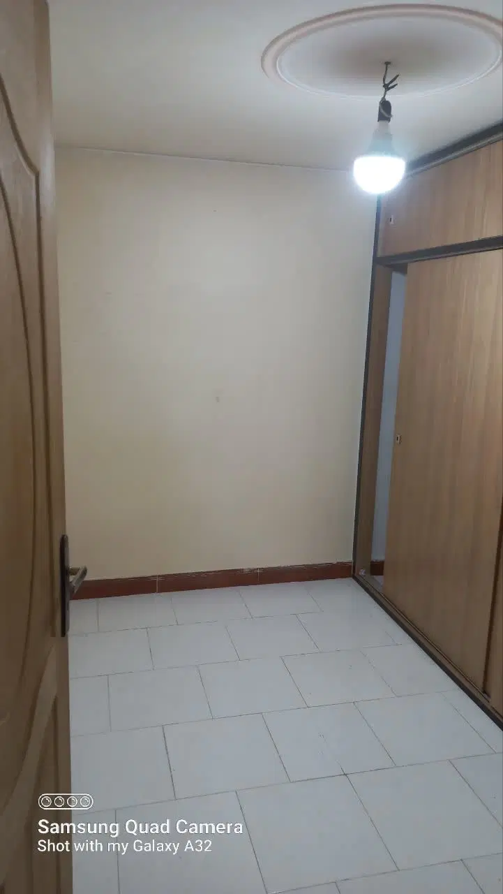 آپارتمان دوخوابه همکف حیاط دار شمالی حق پارک ماشین
