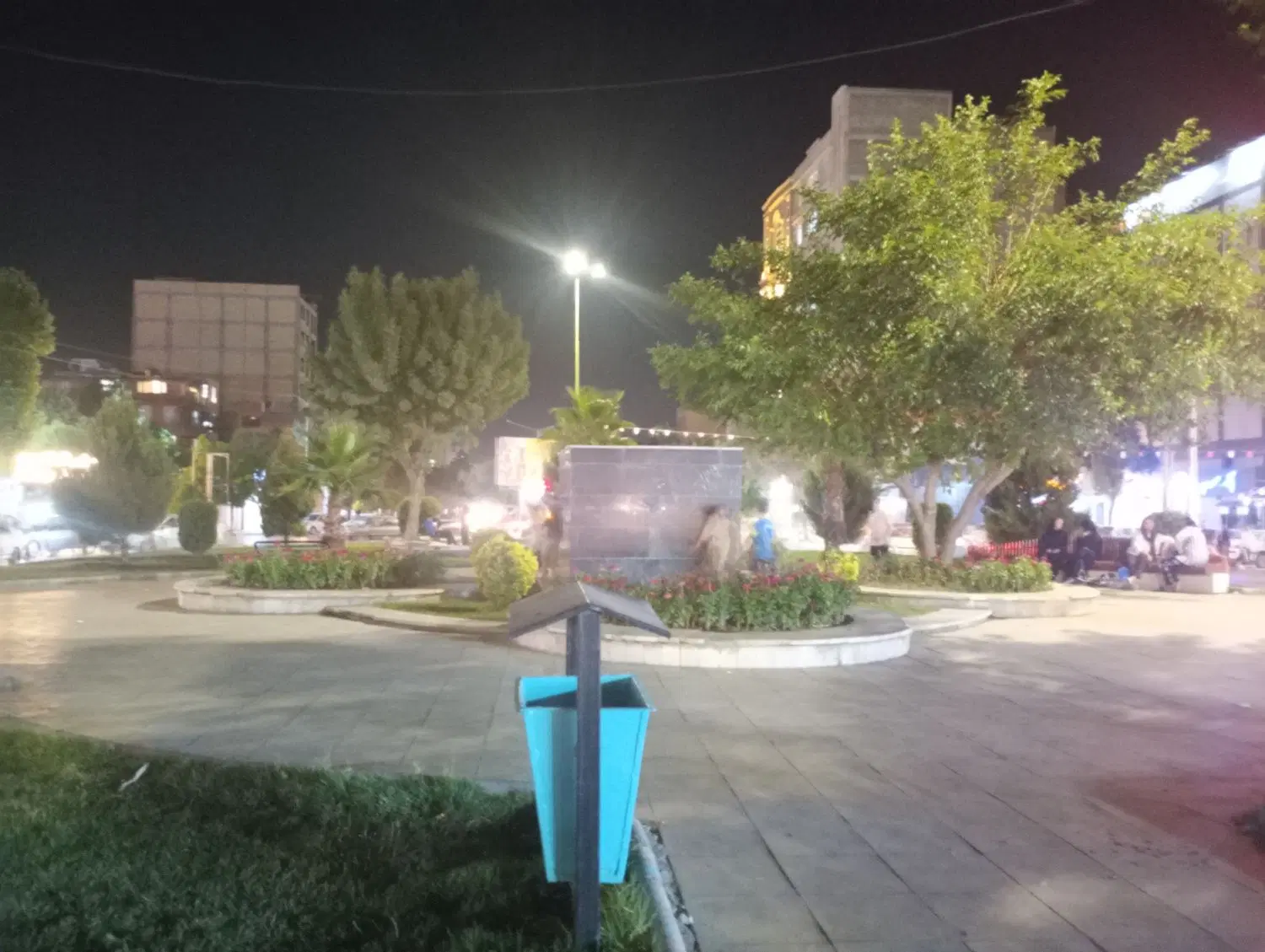 ملک دور میدان مرکزی