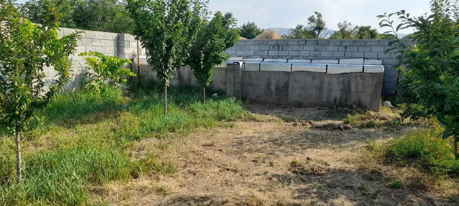 باغ تقریبا۱۰۰۰ متری چهار طرف دیوار ویلایی