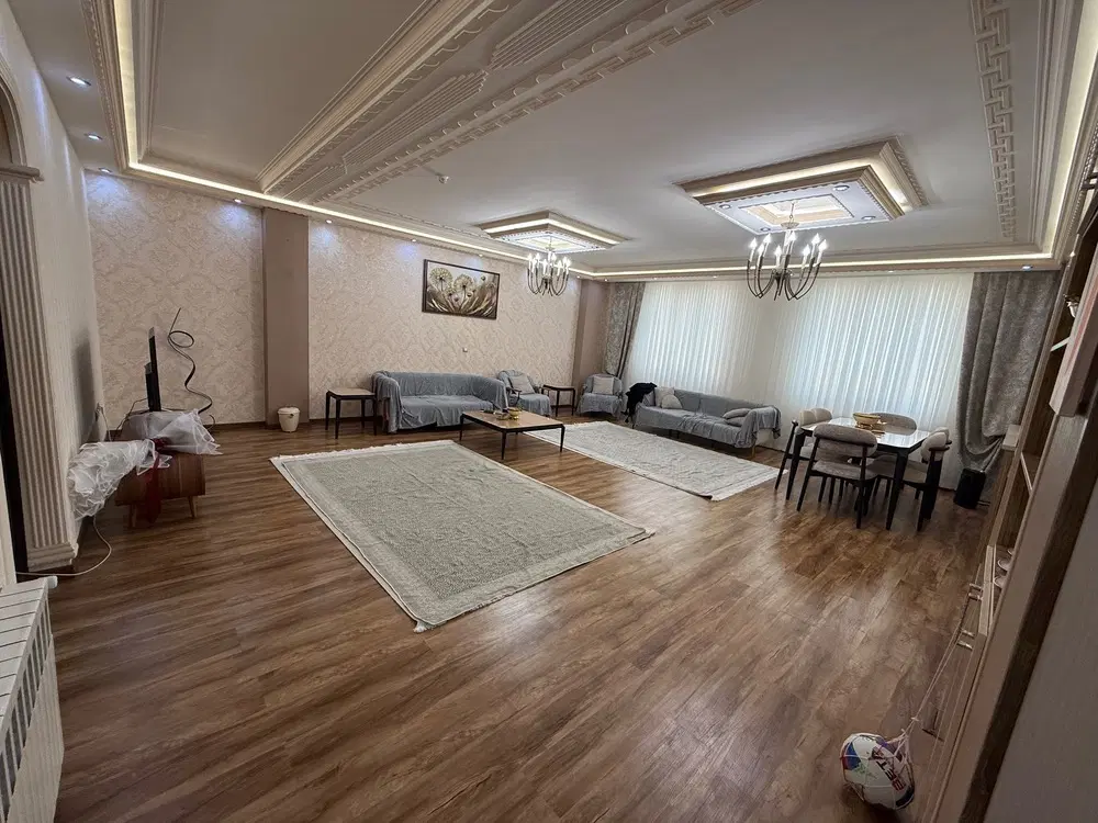 واحد۱۱۱متری درخیابان میدان کاج کارشناسان