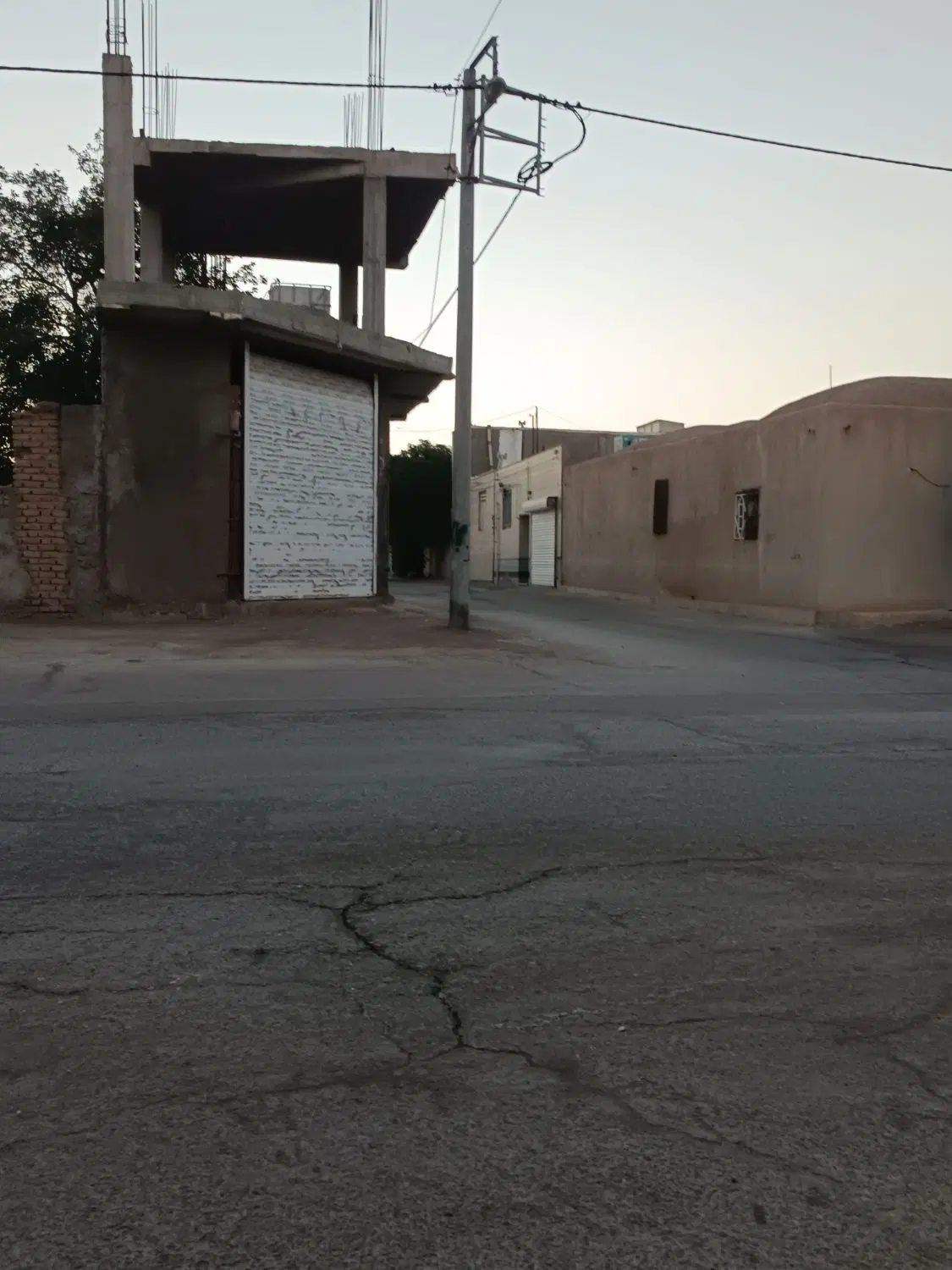 مغازه و خانه نیمه کاره