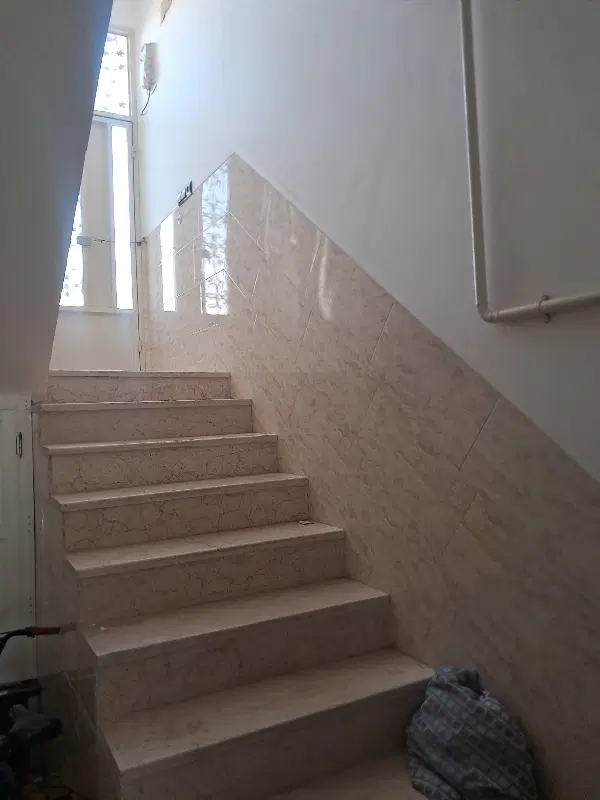 طبقه پایین خیابان انقلاب خانه گارگر