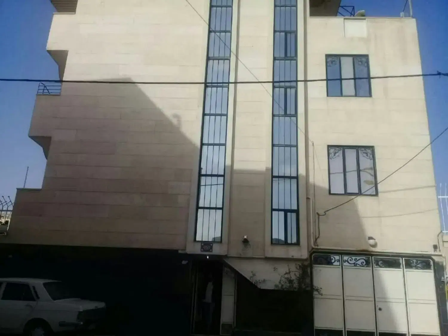 باسلام واحترام یک واحد مسکونی طبقه سوم تک واحدی