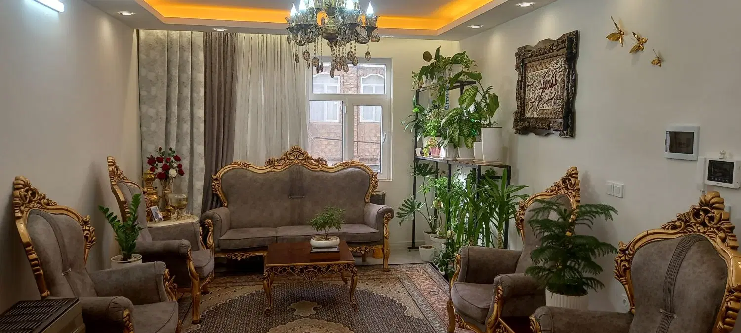 خانه  ۷۵ متری دوطرف به خیابان اصلی راه دارد