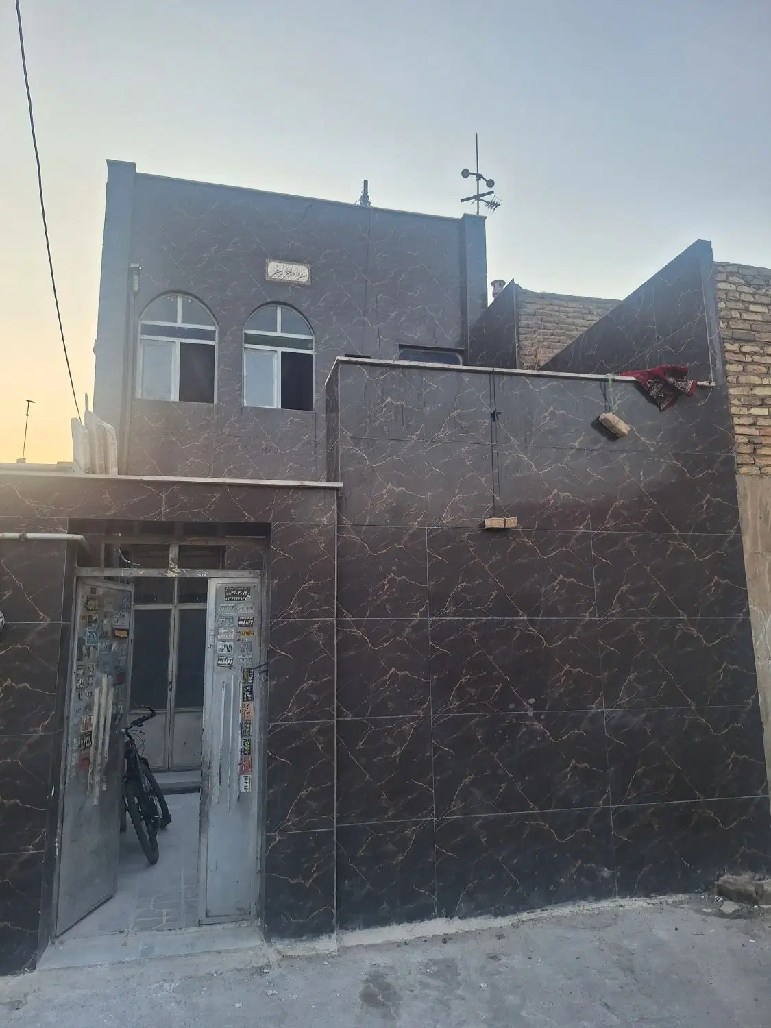 ساختمان دوطبقه فول بازسازی شده با زیر زمین