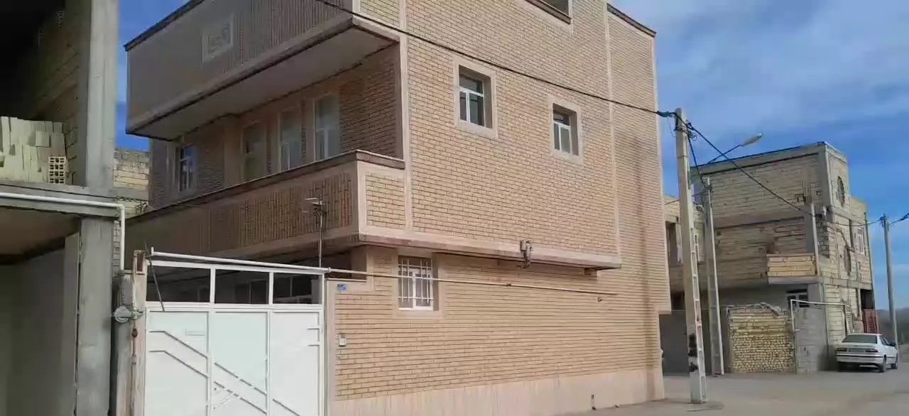 منزل دوطبقه ونیم
