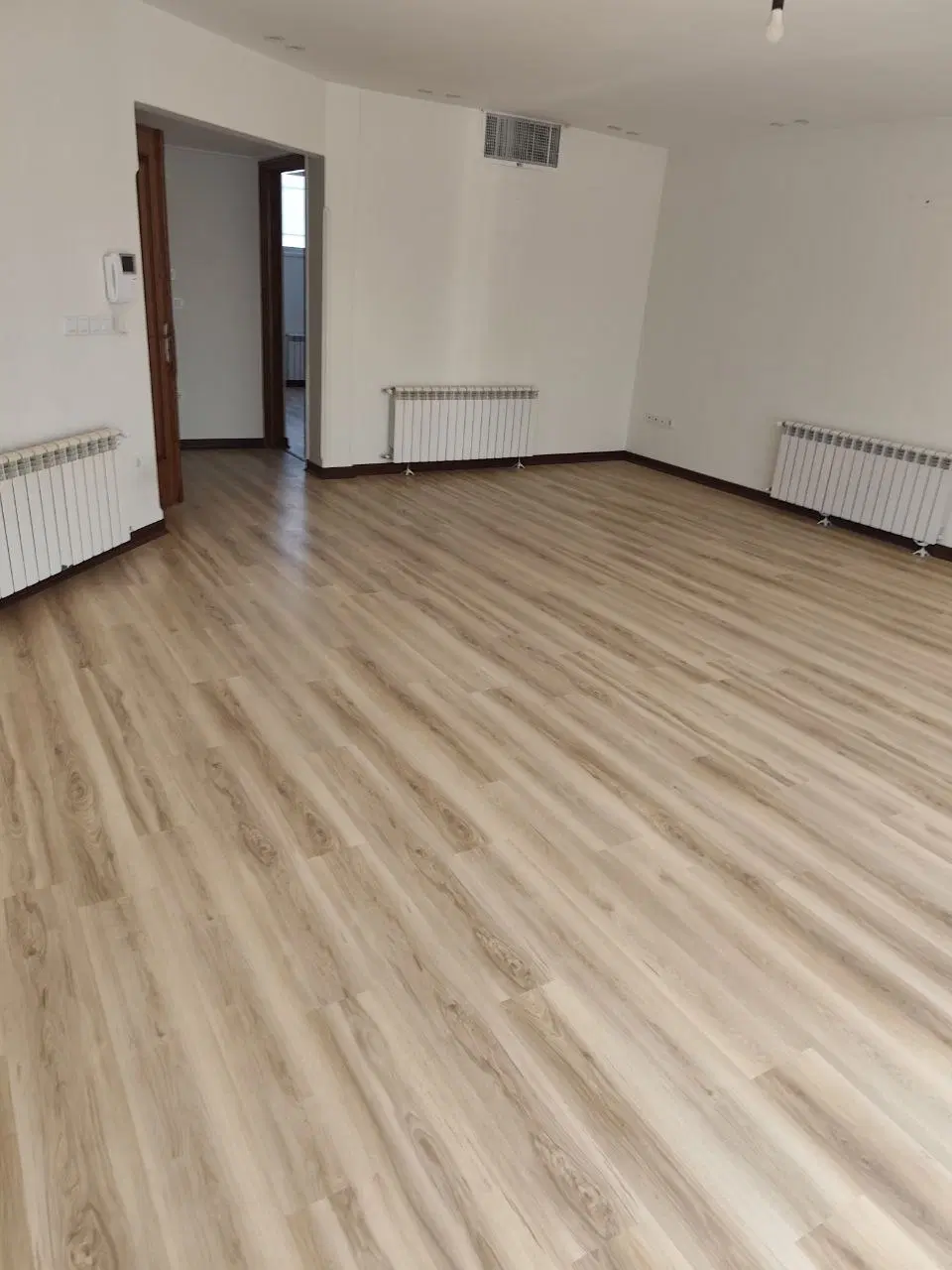 حاشیه سناباد ۱۹۰ متر ویلایی با مغازه تجاری