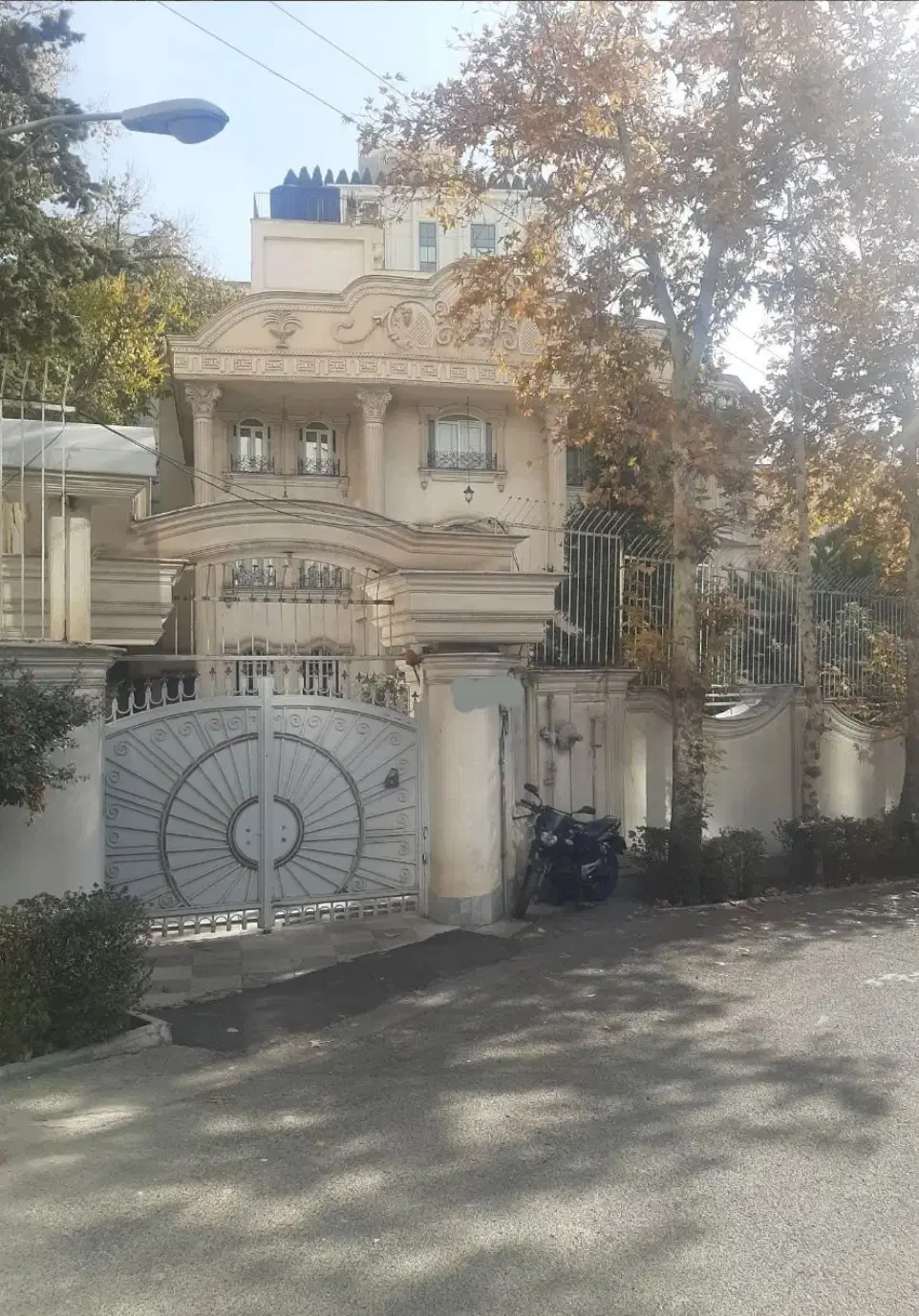 ۲۲۵ متر ویلایی استثنایی بهترین لوکیشن _ علمی