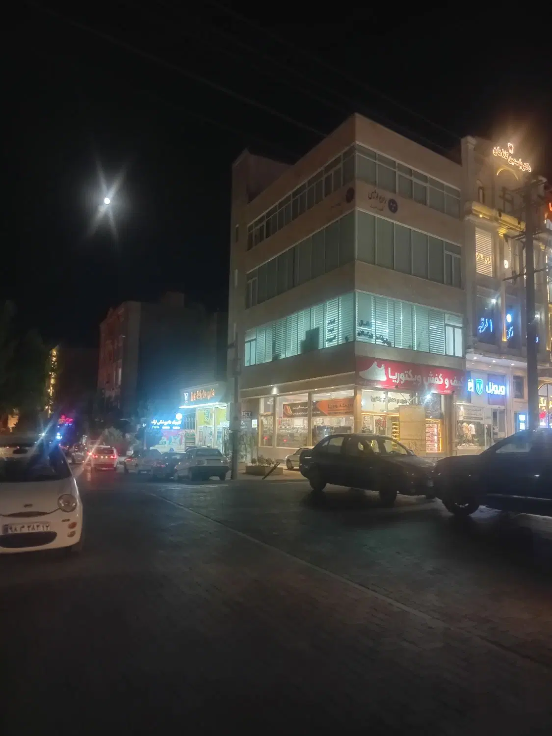 به یک خانم و بی حاشیه برای هم خونه