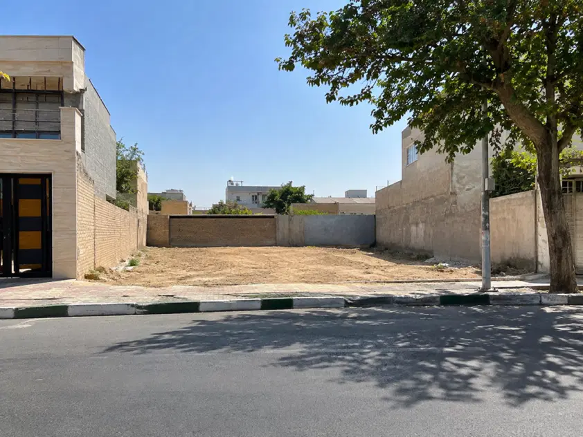 زمین تجاری ۲۰۰ متری _ برِ خیابان وکیل _سندقطعی