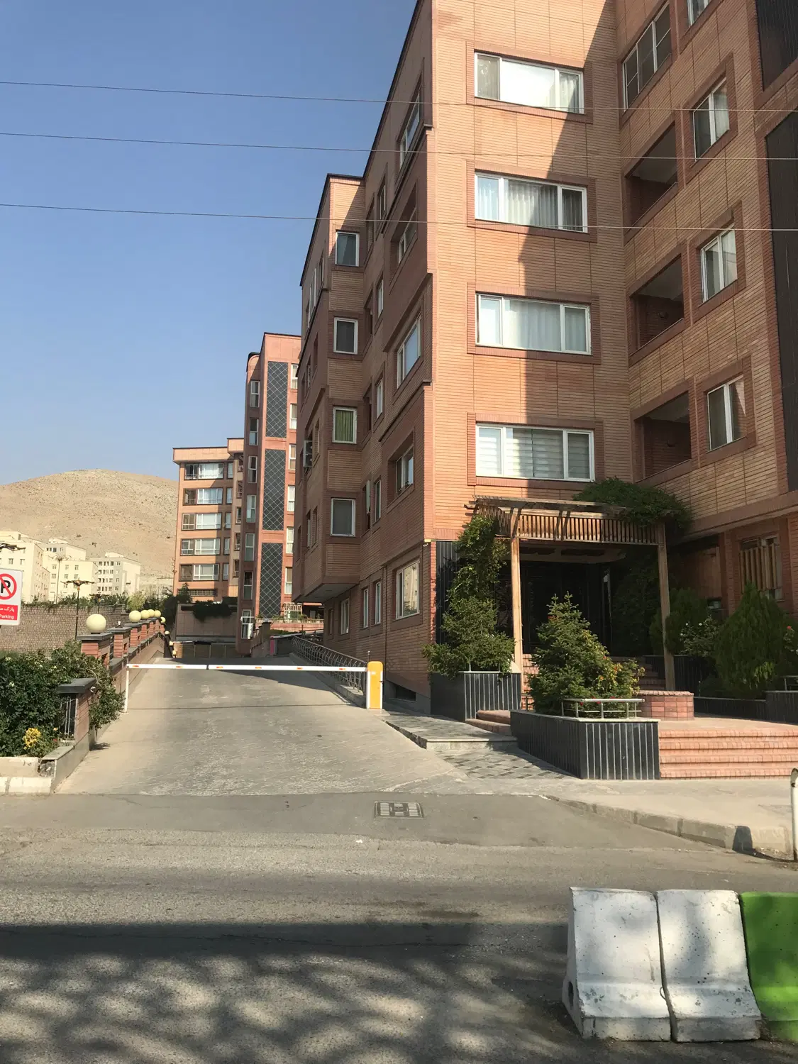 اجاره آپارتمان ۱۰۰ متری فاز ۲ محله ۴، مجتمع کاج